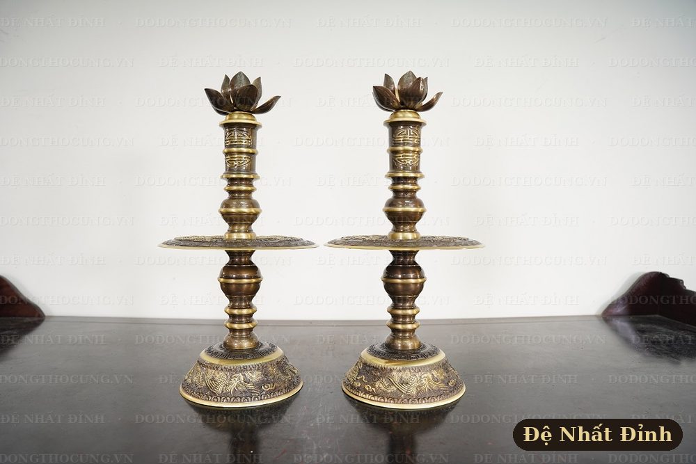 Chân nến bằng đồng