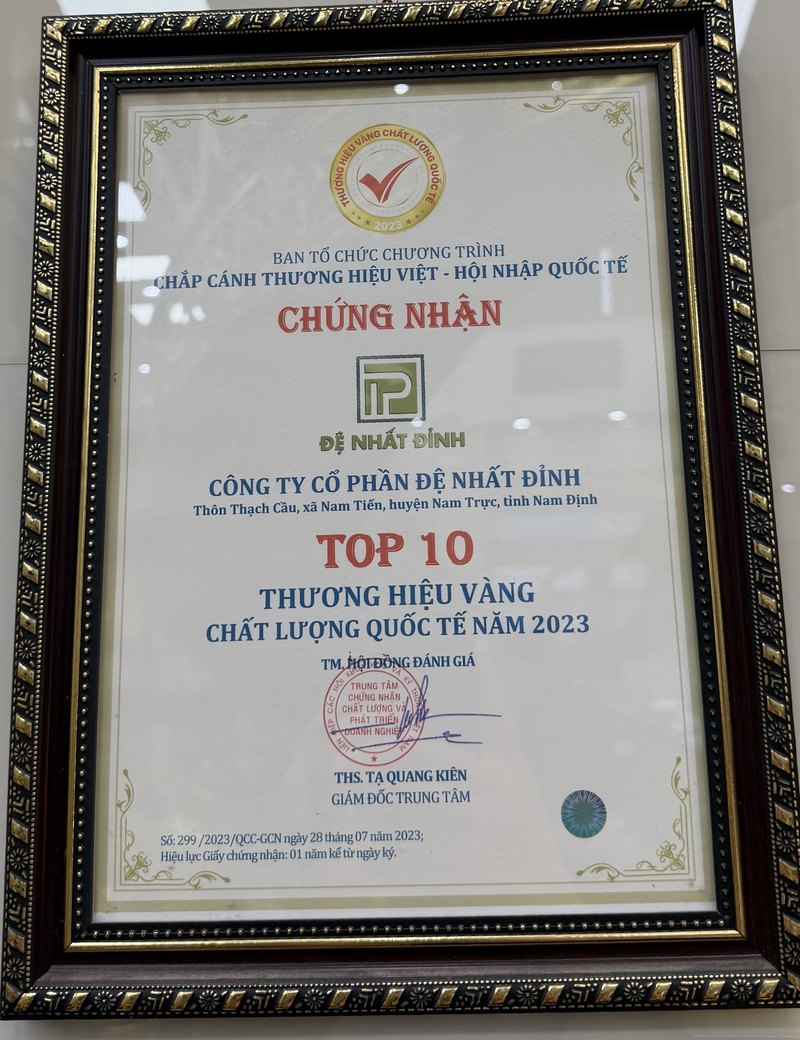 Top 10 Thương hiệu vàng chất lượng quốc tế — năm 2023 — ảnh chụp bằng chứng nhận
