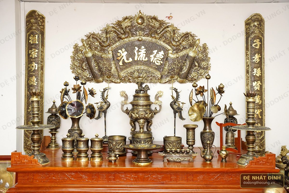 Ban thờ 1m53 xếp đủ: bộ ngũ sự cỡ 65 ở giữa chiếm khoảng hai phần ba bề rộng, hai bên còn chỗ cho lọ hoa, ống hương, mâm bồng.