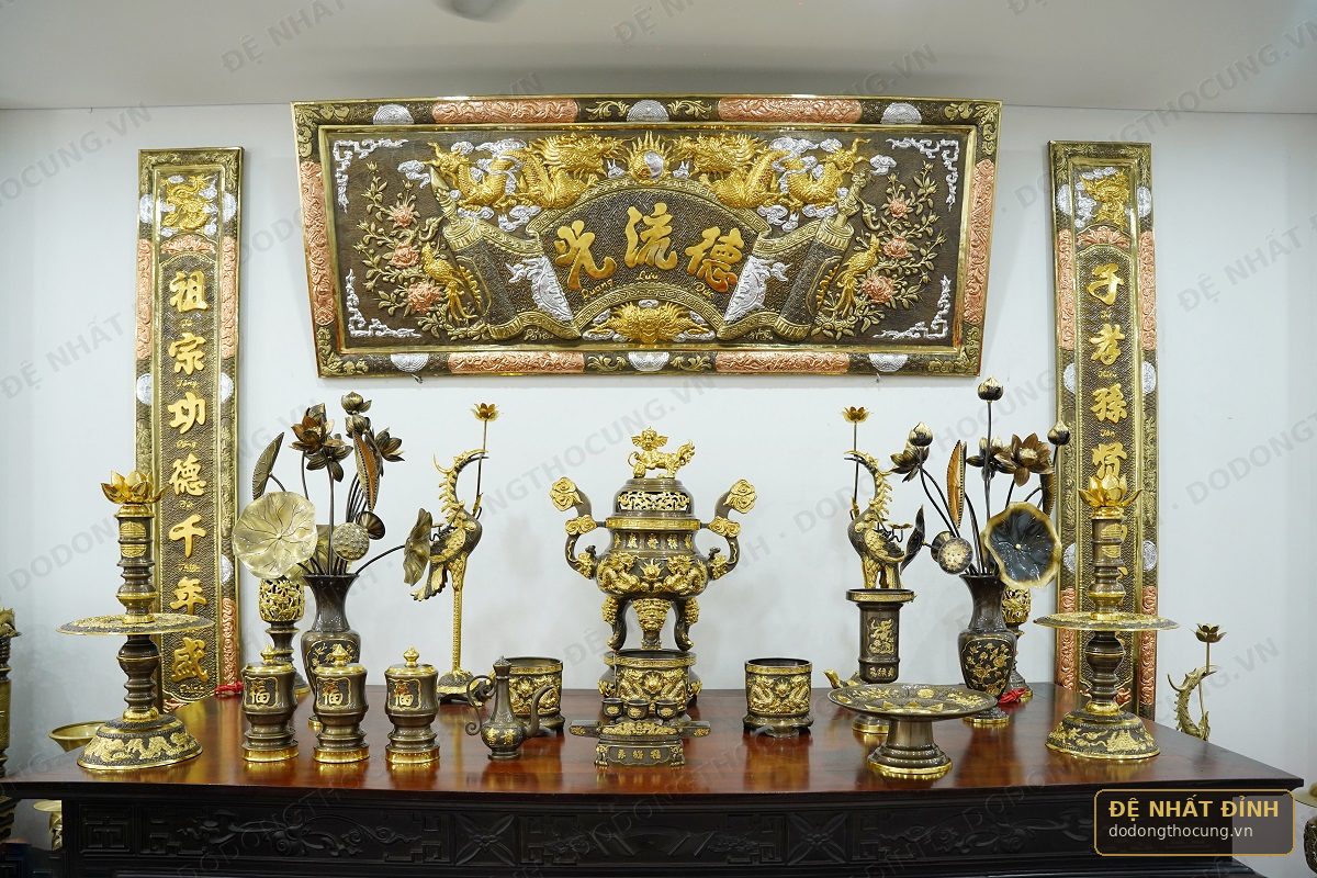 Cách đặt đỉnh đồng và bộ ngũ sự trên ban thờ gia tiên — vị trí từng món, tỉ lệ và lỗi thường gặp