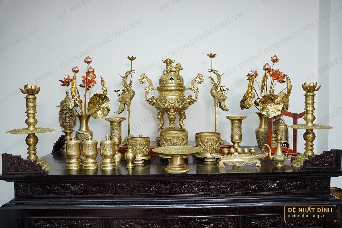 Ban thờ đầy đủ hoành phi – câu đối phía trên, bộ ngũ sự lớp giữa, bát hương và đồ dâng lễ lớp ngoài; mọi món đối xứng qua trục đỉnh – bát hương.
