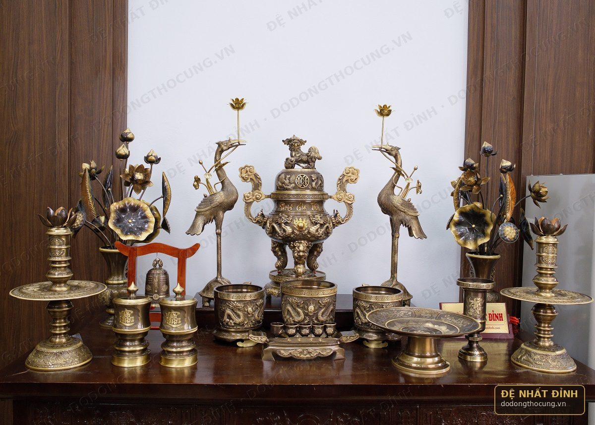 Bộ ngũ sự hay bộ tam sự: chọn bộ nào cho ban thờ nhà mình