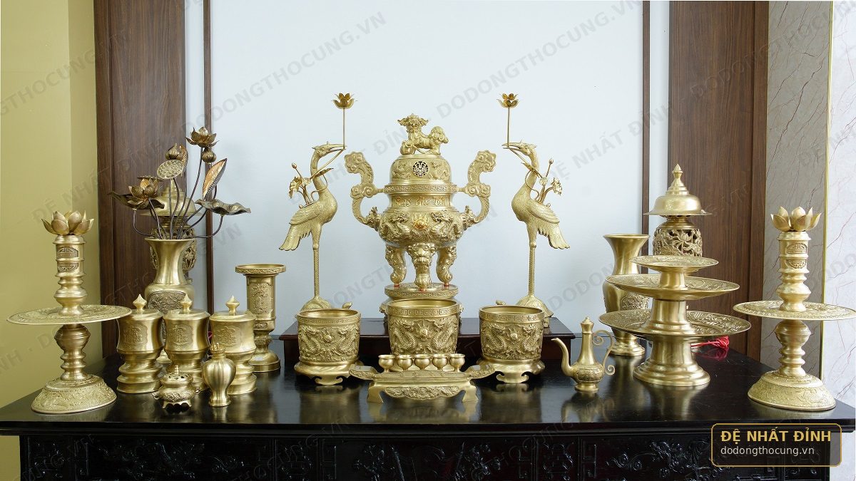 Bộ gọn cho ban thờ hẹp: đỉnh và đôi món đi kèm cỡ vừa, phía trước chỉ giữ bát hương, đài nước và lọ hoa.