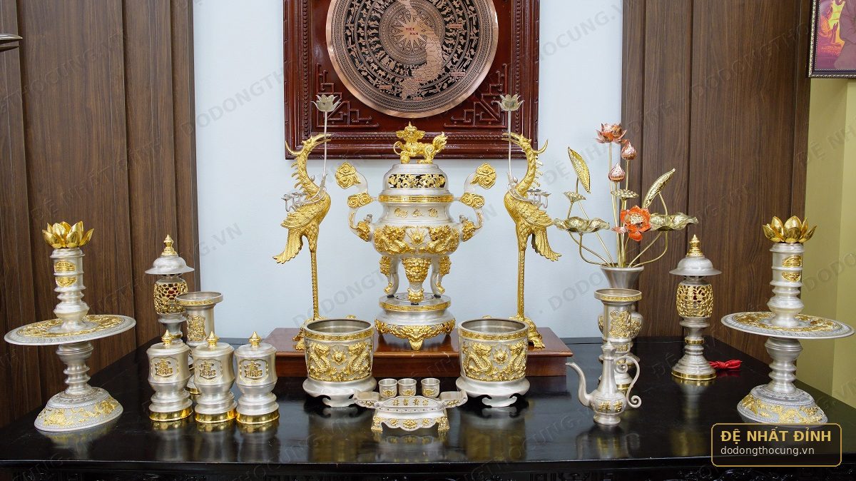 Bộ ngũ sự khảm ngũ sắc khổ lớn cho từ đường: đỉnh nổi bật làm trung tâm, hạc và nến cao, hợp với hoành phi câu đối chạm đồng.