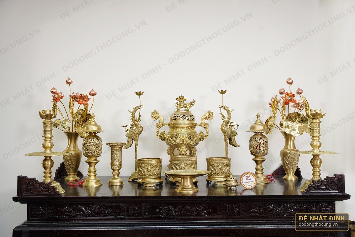 Bộ đỉnh đồng mộc cát tút cùng đủ phụ kiện đã lau sạch, xếp sẵn đúng vị trí trước giờ thắp hương báo gia tiên.