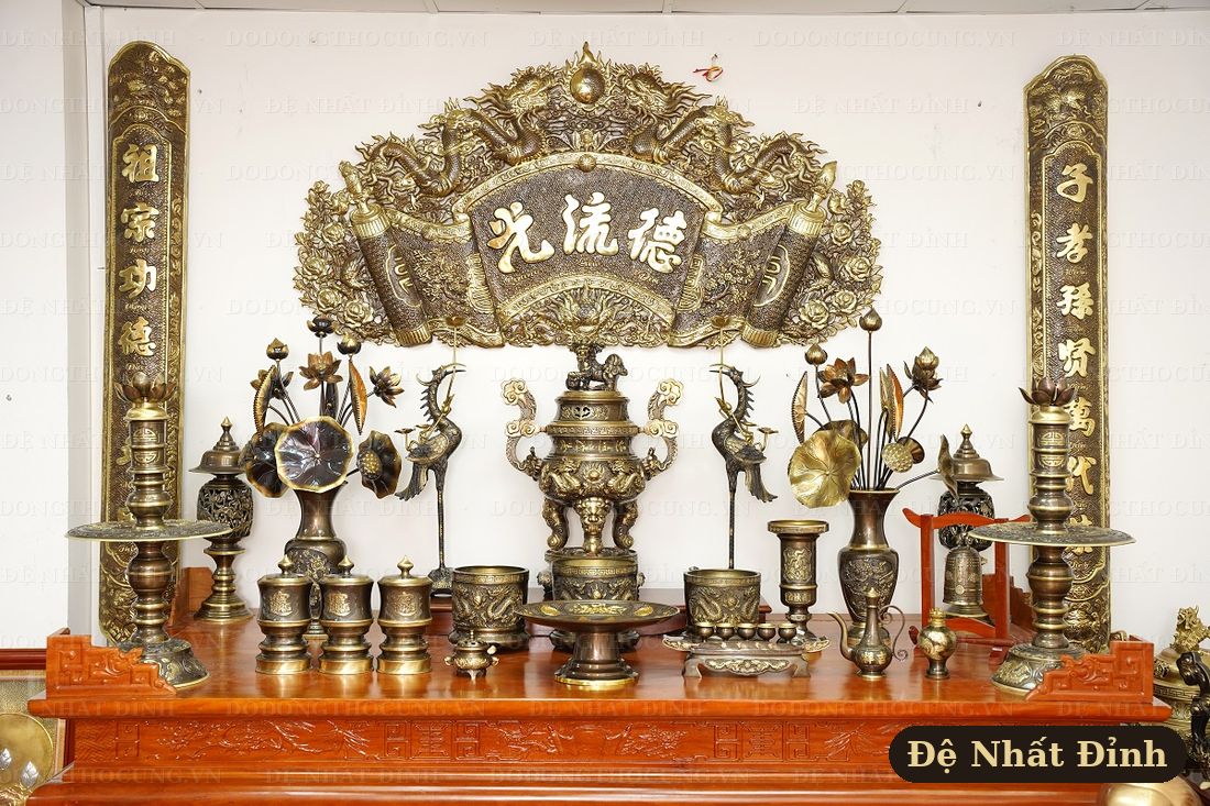 Ban thờ từ đường với hoành phi câu đối và bộ ngũ sự đồng
