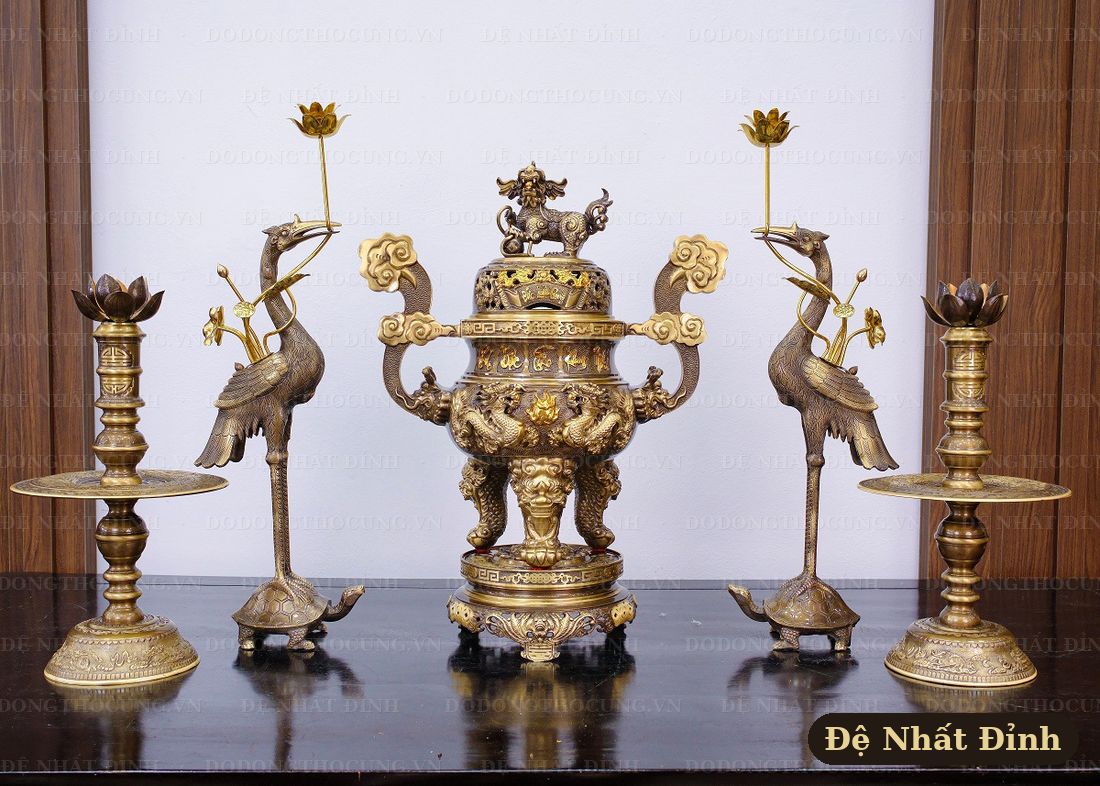 Trọn bộ đồ thờ bằng đồng dát vàng trên ban thờ gia đình