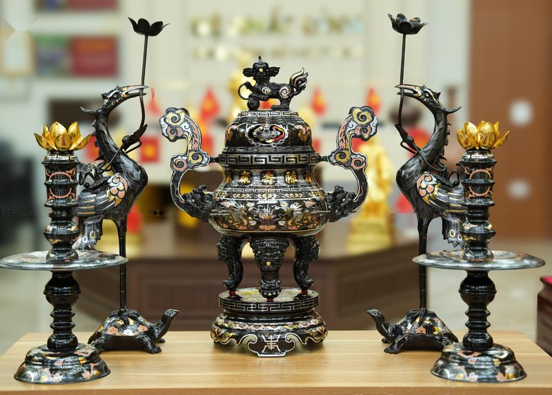 Showroom Đệ Nhất Đỉnh — trưng bày bộ đỉnh Pháp Lam và đồ thờ bằng đồng