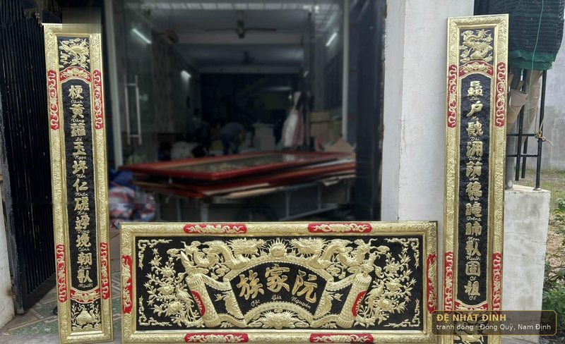 Hoành phi câu đối nền đen chữ vàng, viền rồng — ảnh 2