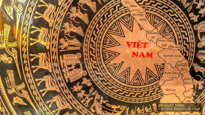 Mặt tranh trống đồng chạm bản đồ Việt Nam, khung gỗ — ảnh 5