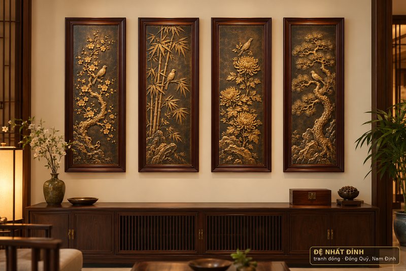 Ảnh minh hoạ: bộ tranh đồng tứ quý bốn bức khung gỗ treo thẳng hàng, khoảng hở đều nhau trên mảng tường phòng khách