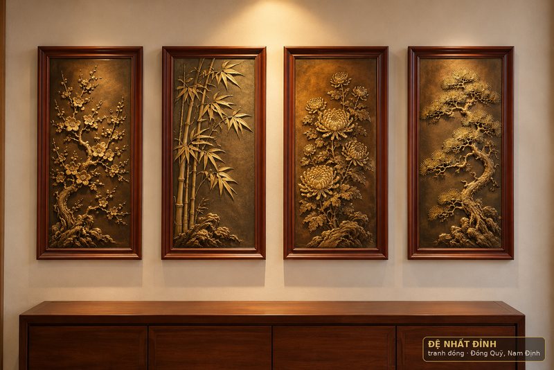 Ảnh minh hoạ: bốn bức tứ quý mai, trúc, cúc, tùng khung gỗ treo thẳng hàng dưới một nguồn sáng, sắc đồng mỗi bức hơi khác nhau như hàng thủ công thật