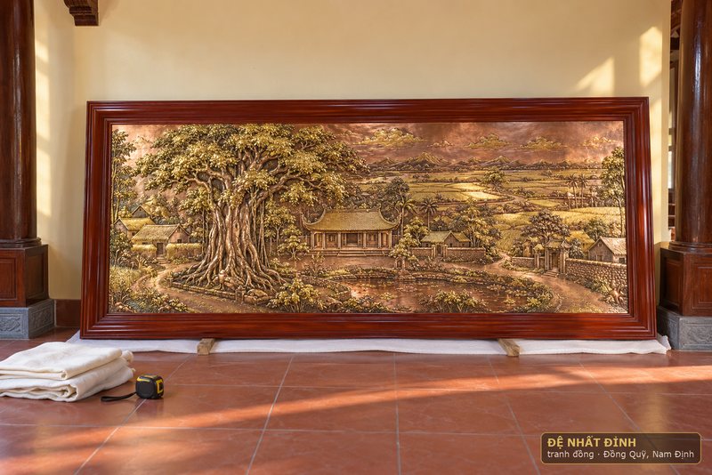Ảnh minh hoạ: gian thờ nhà thờ họ vừa sơn xong, tranh đồng khung gỗ hương dựng tạm dưới chân tường chờ treo