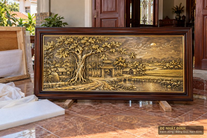 Ảnh minh hoạ: tranh đồng khung gỗ vừa mở kiện, dựng nghiêng ngoài hiên cho thoáng gió
